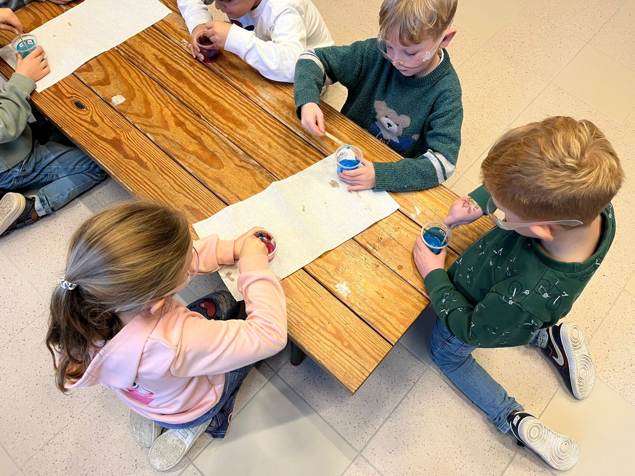 kinderen maken slijm