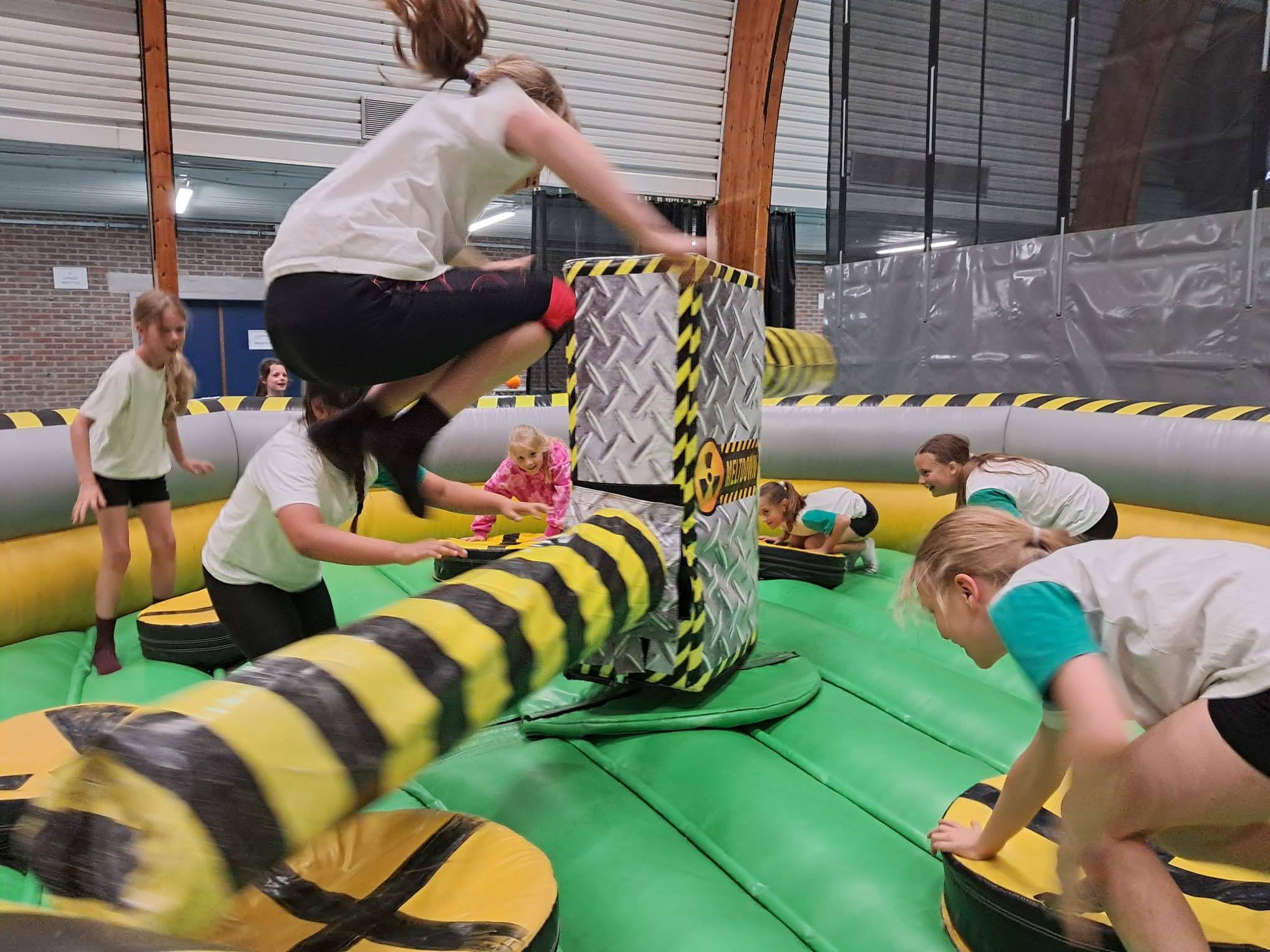 Kinderen springen op een springkasteel