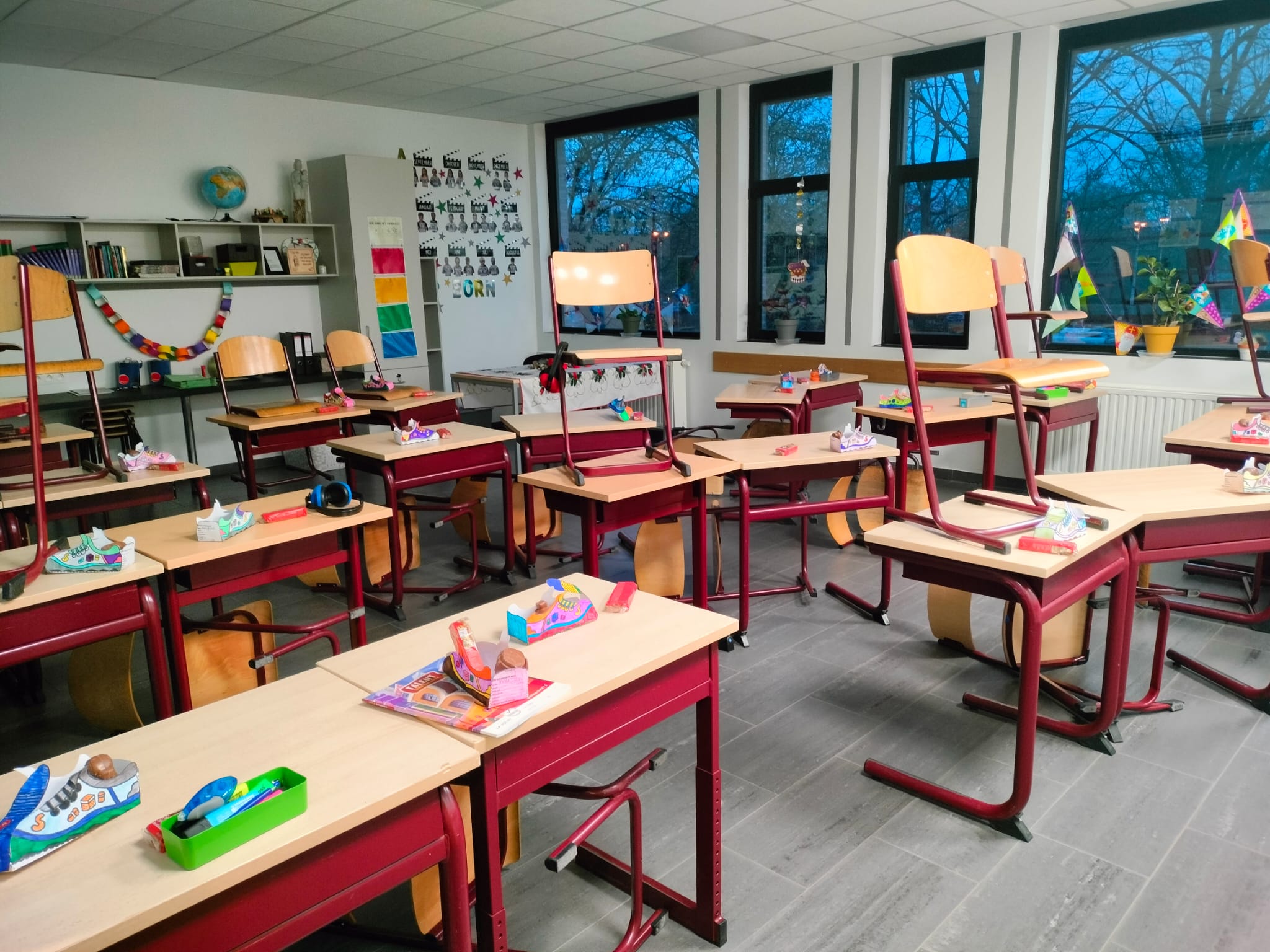 een leeg klaslokaal waarbij de Pieten rommel gemaakt hebben