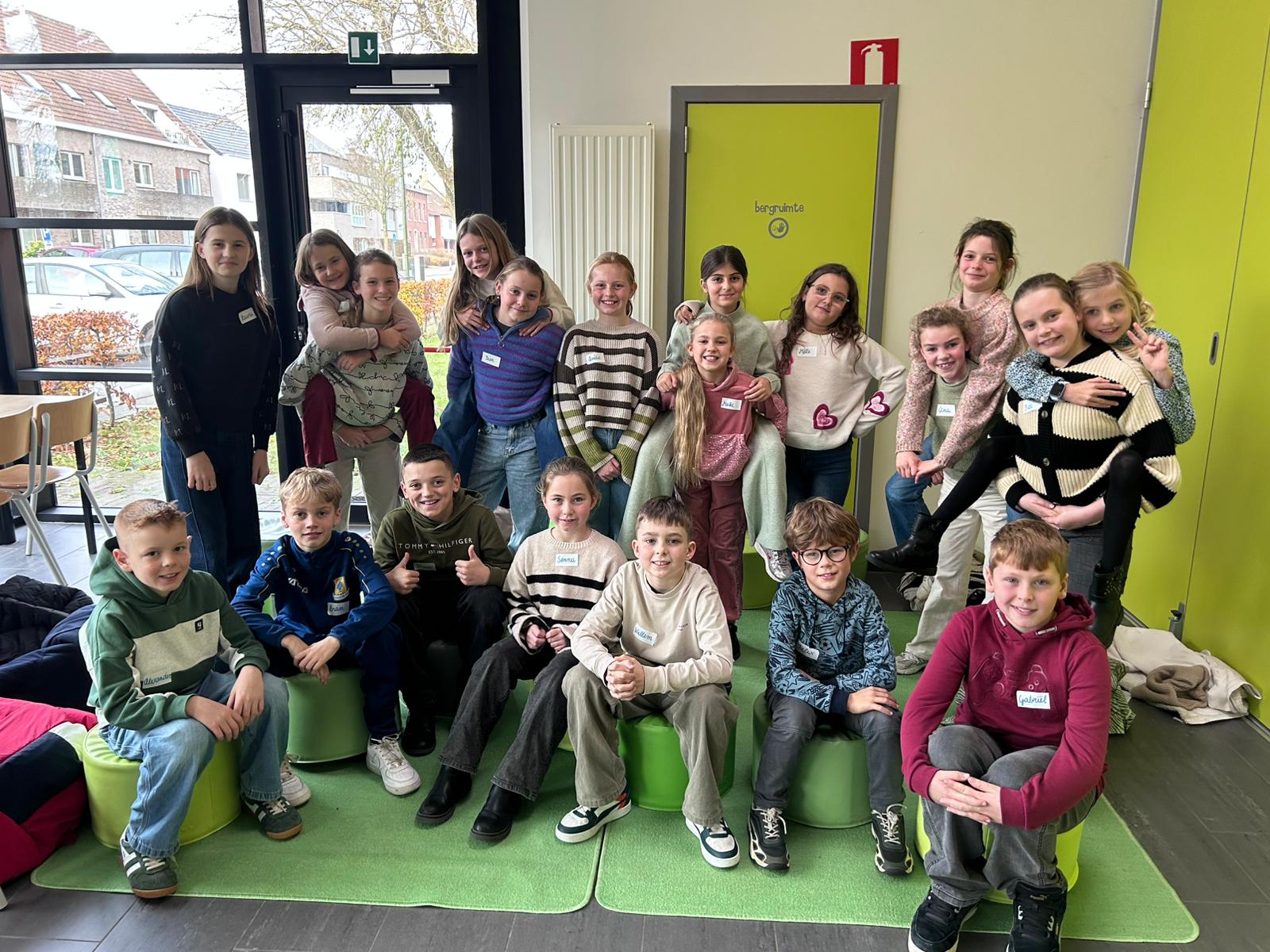 Er zijn enkele leerlingen te zien die bij de leerlingenraad zitten. 