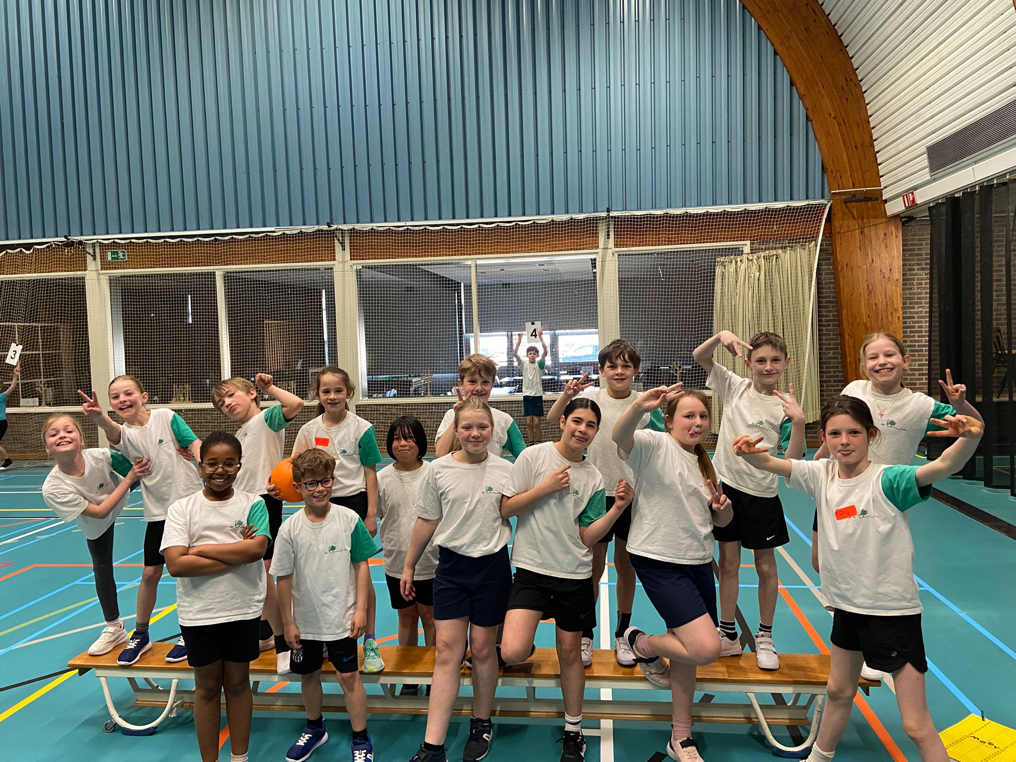 Leerlingen spelen trefbal