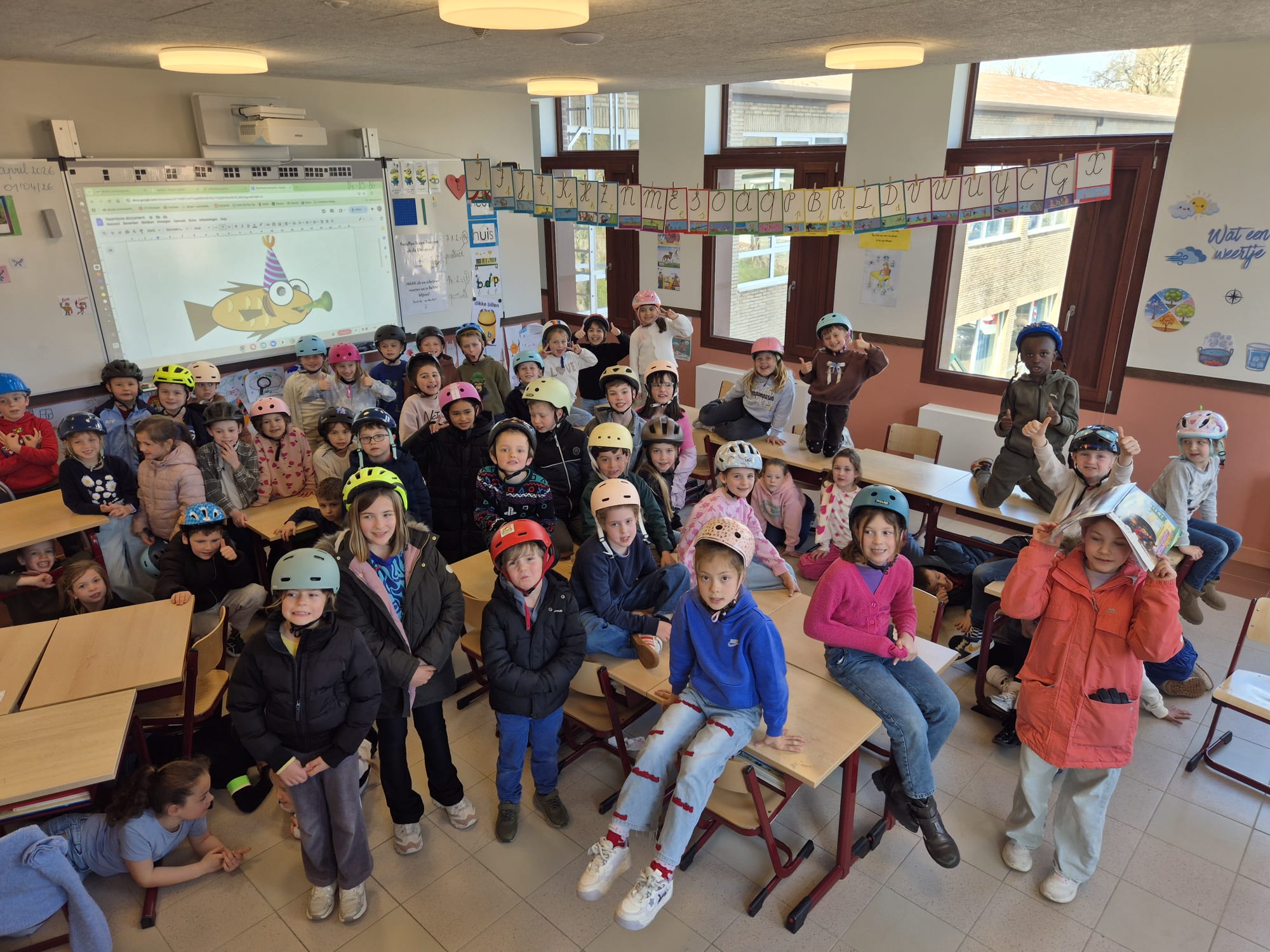 kinderen met een fietshelm op in de klas