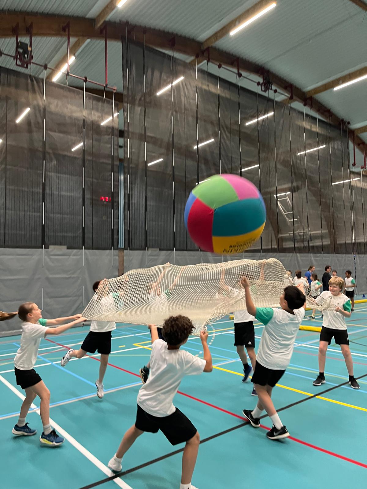 Kinderen spelen met een reuzebal