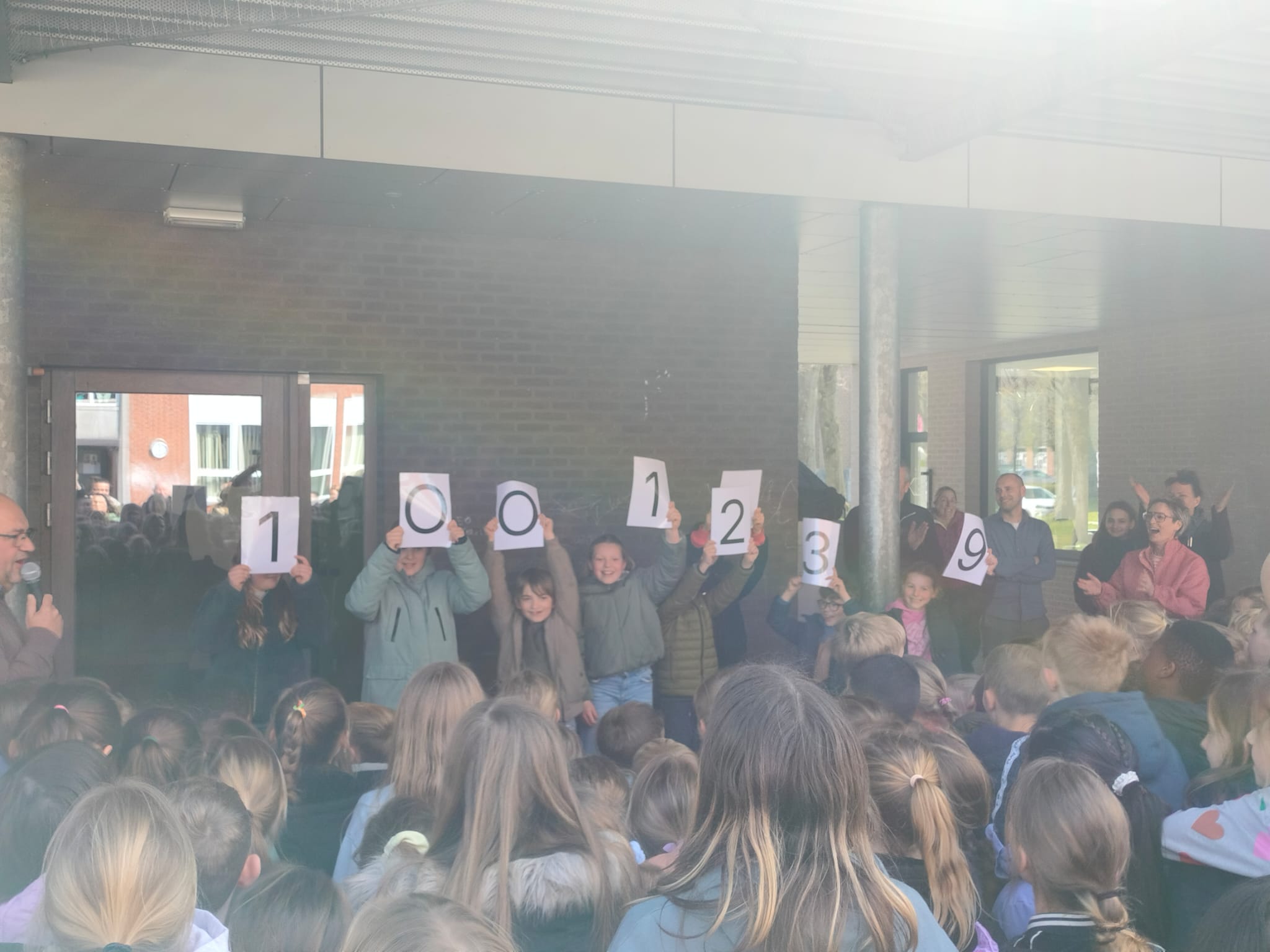 Kinderen steken het bedrag omhoog.