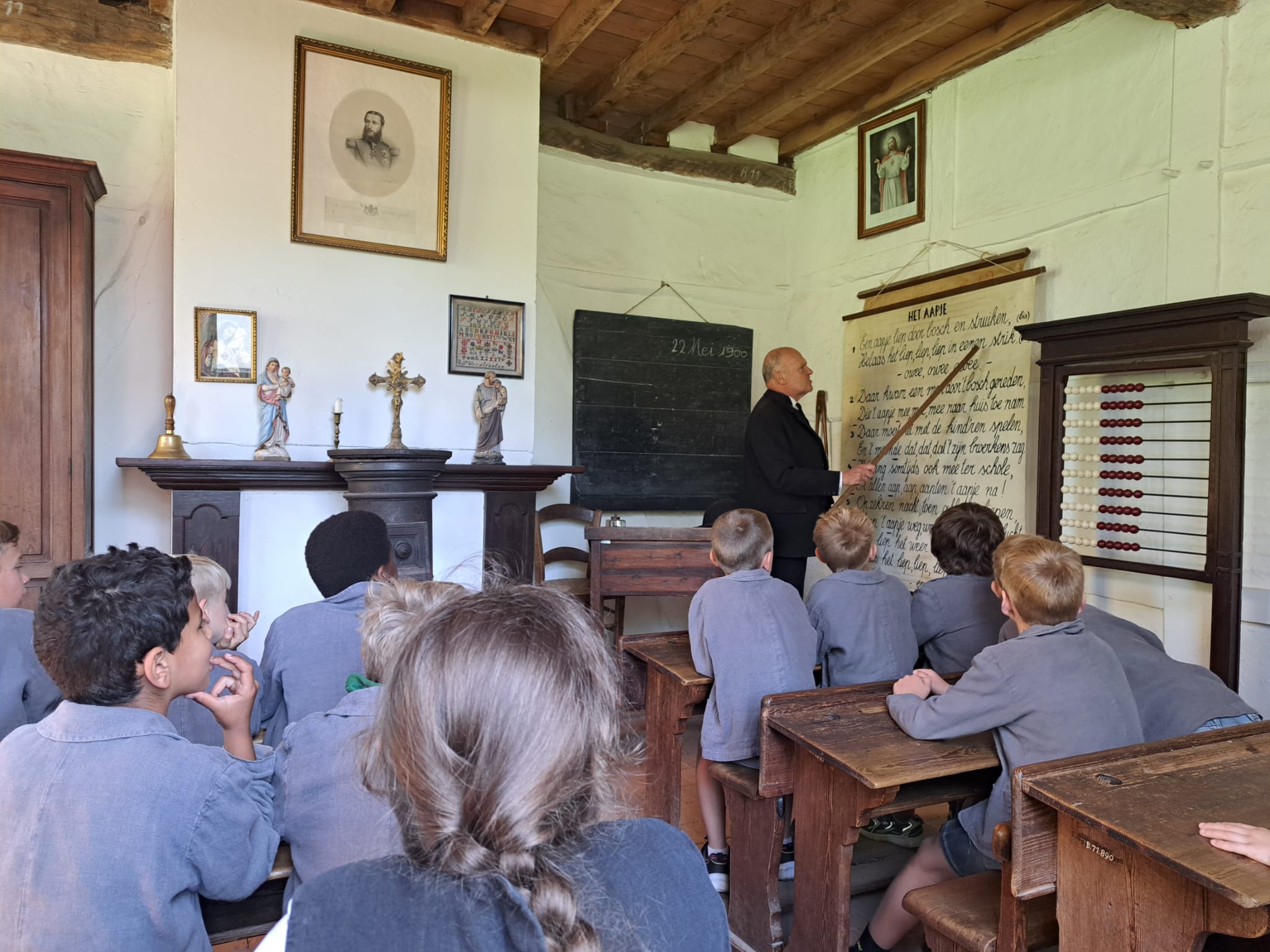 Kinderen zitten in Bokrijk in de klas. 