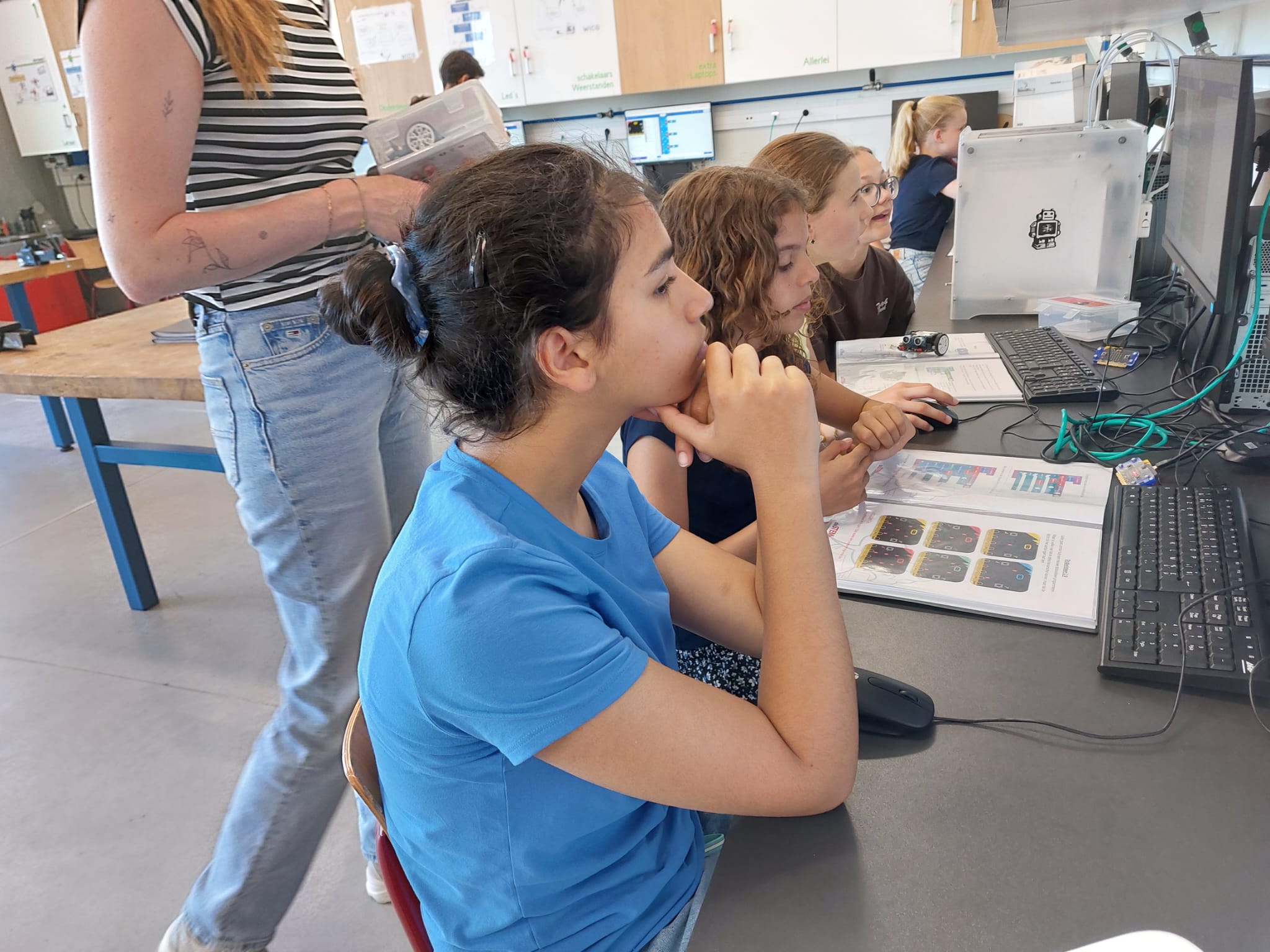 Kinderen zitten aan de computer. 