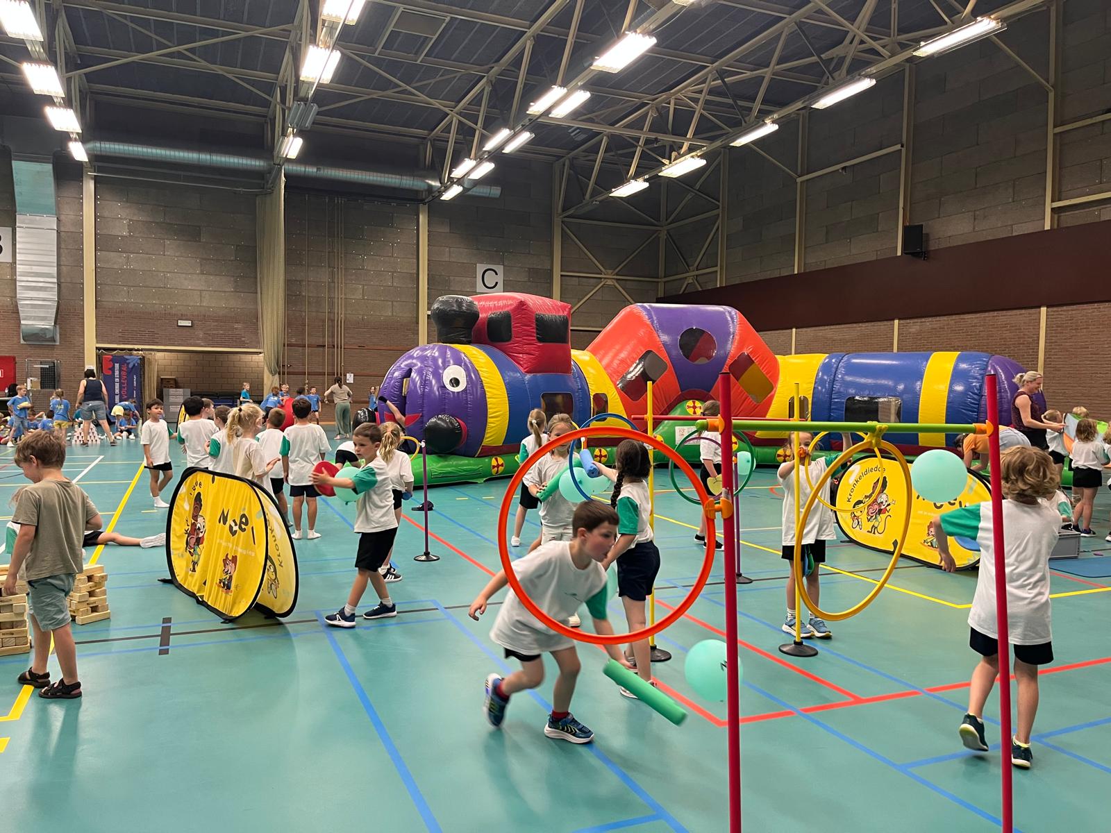 Kinderen spelen sportieve spelen. 