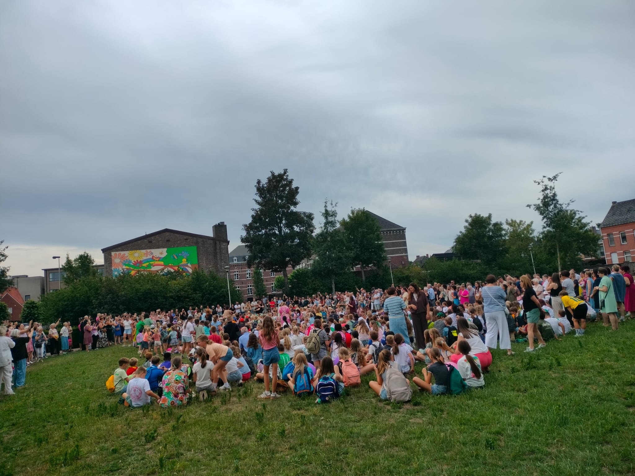 Alle kinderen van de school verzamelen in de tuin 