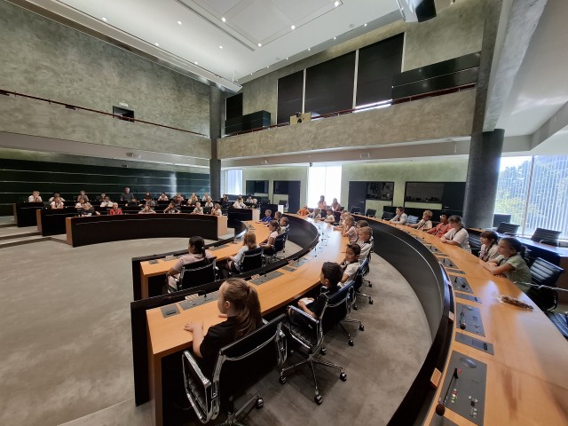 Kinderen zitten in het provinciehuis