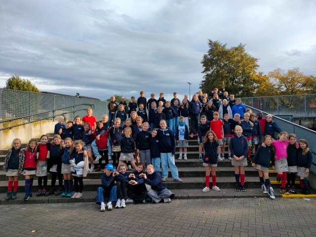 Kinderen van de jeugdbeweging staan samen op de trappen 