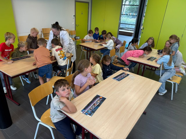 kinderen doen een workshop