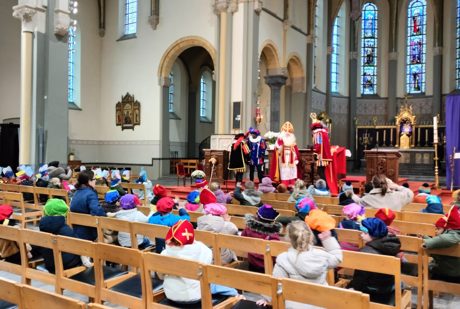 kinderen die kijken naar de Sint en Pieten